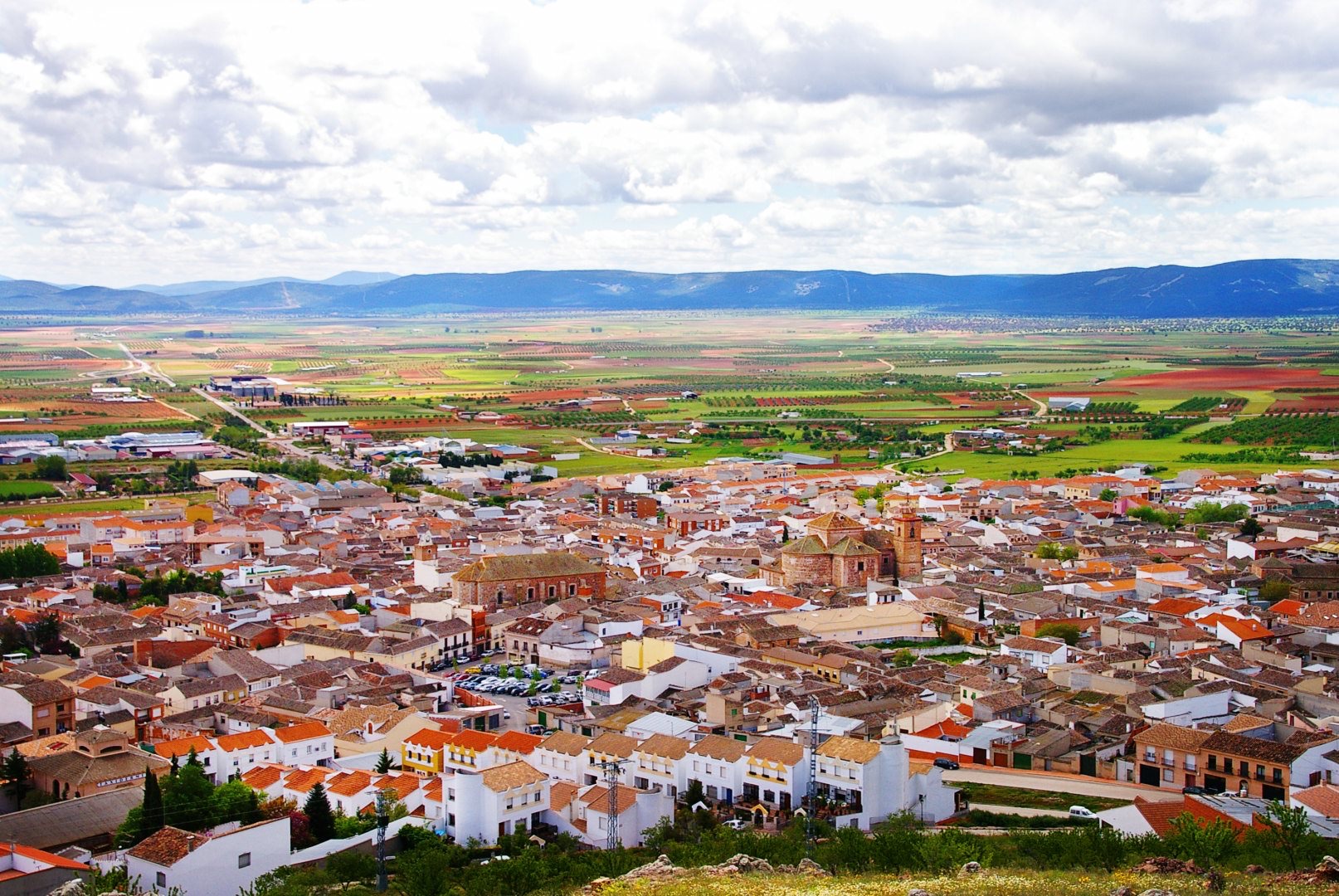 Vista panorámica de Los Yébenes con los Montes de Toledo al fondo