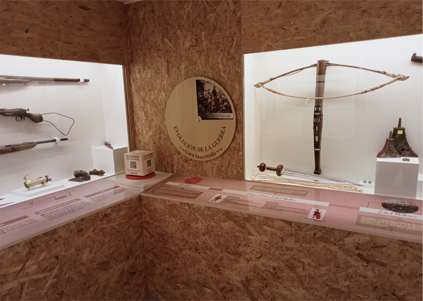 Sala de exposición de la Hoploteca con armas antiguas en vitrinas